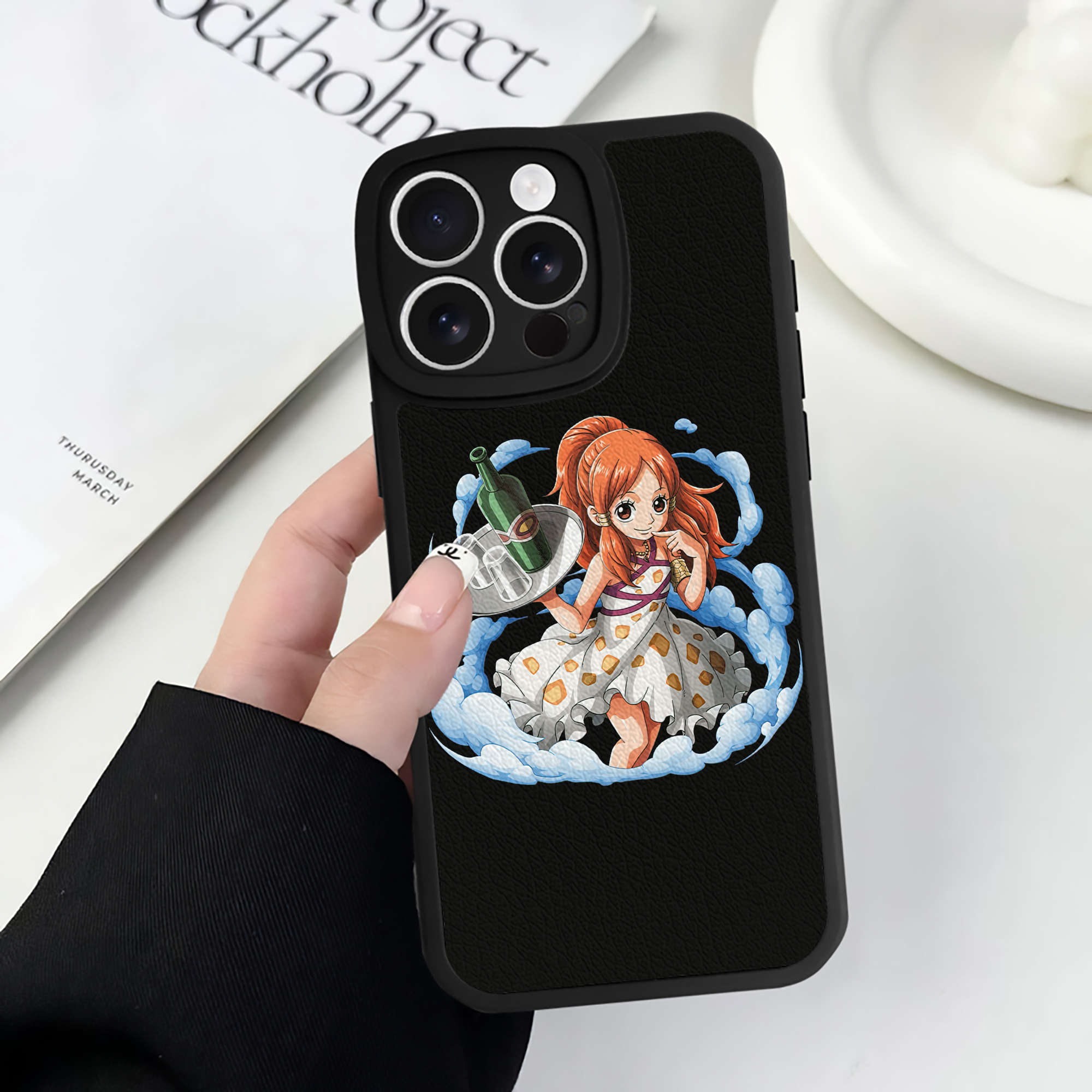 （画像用） ワンピース ナミ ONE PIECE Nami 【iPhone 16シリーズ対応】シリコンスマホケース（レザー調） 材質：シリコン